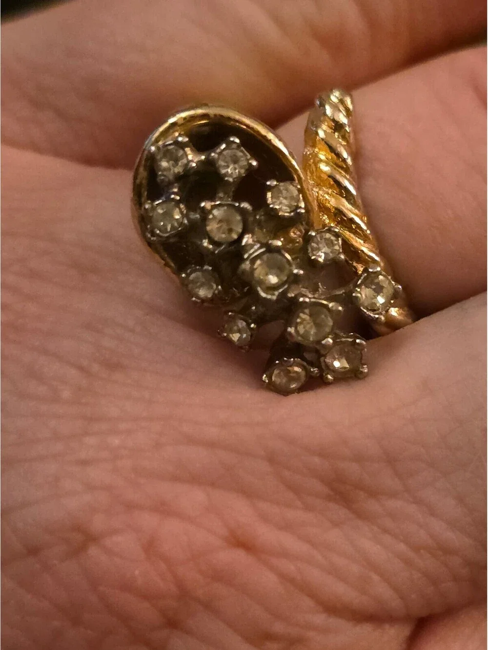 Vintage Gold Tone Cornucopia Horn of Plenty Rhinestone Cocktail Ring  Sz 7